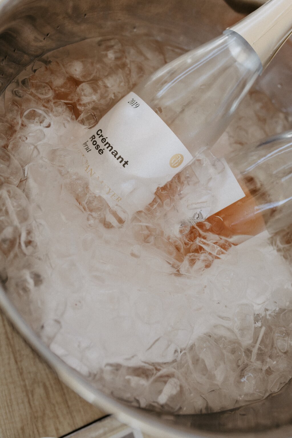 Gekühlter Crémant Rosé brut in Eis – perfekter Empfangsdrink.