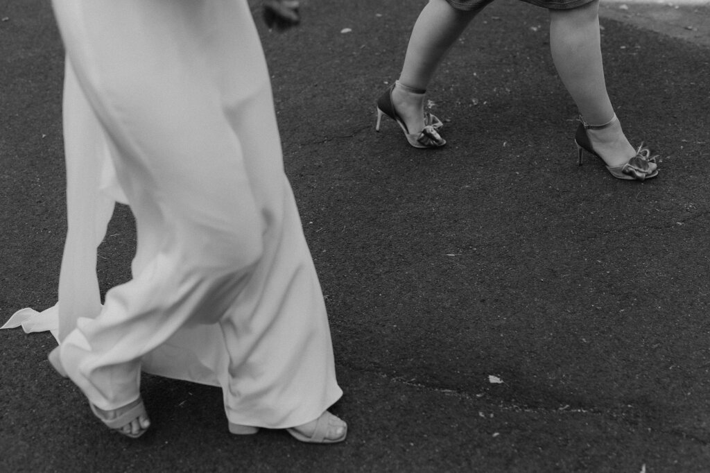 Detailaufnahme vom Brautkleid in Bewegung beim Gehen.