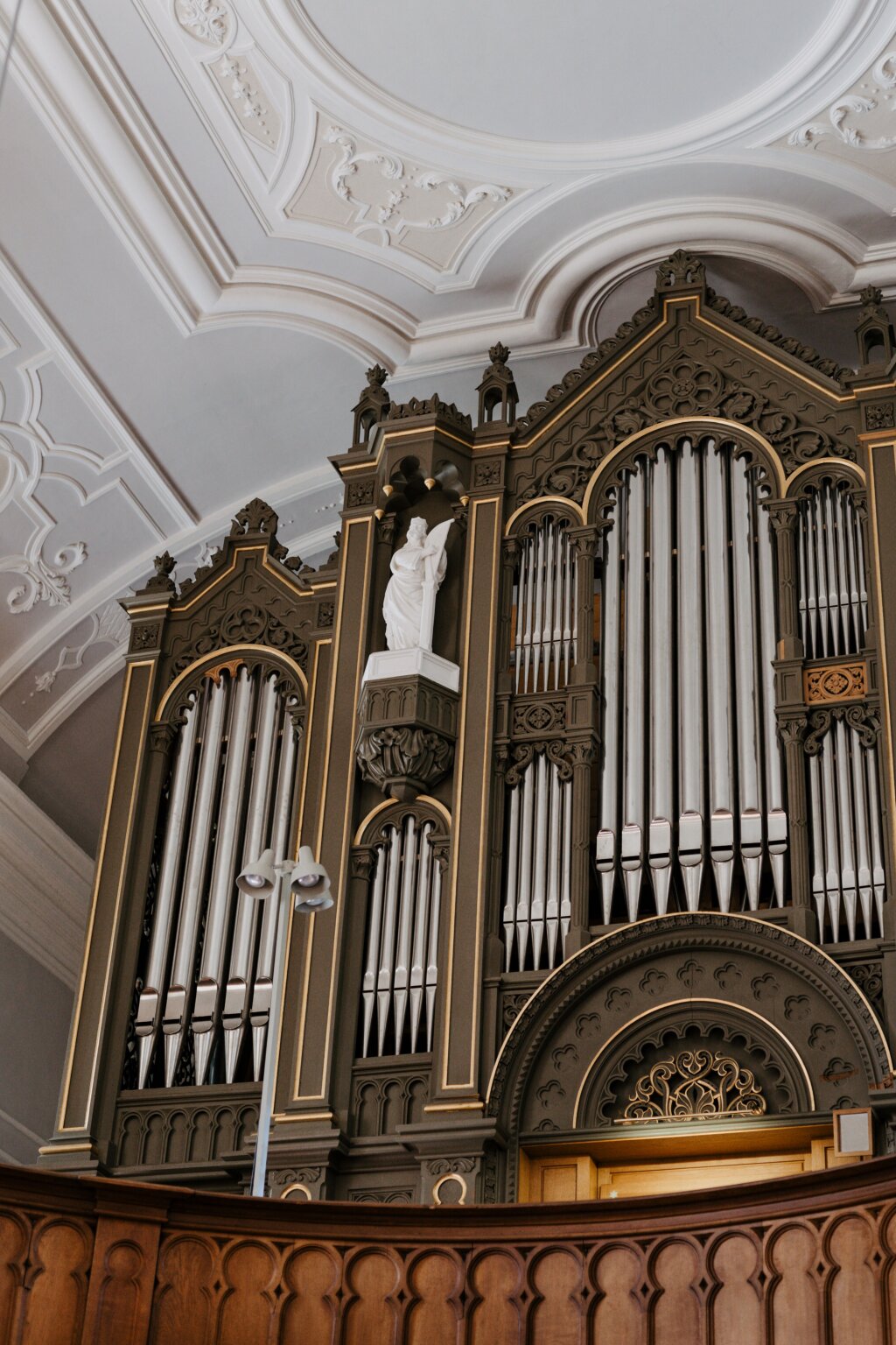 Detailaufnahme der historischen Kirchenorgel mit barockem Dekor.
