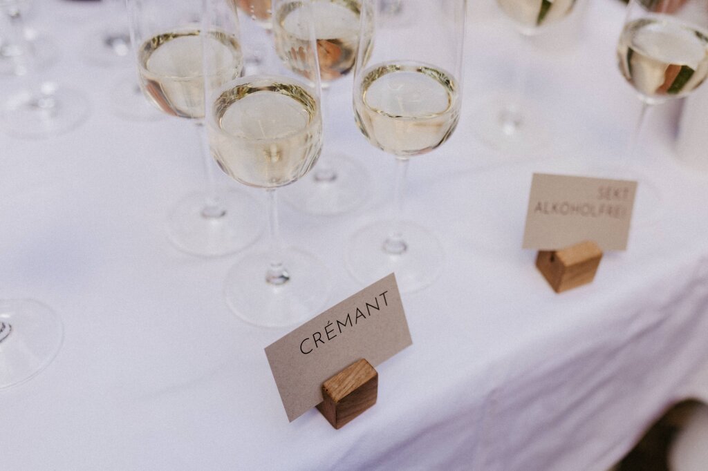 Gläser mit Crémant und alkoholfreiem Sekt elegant arrangiert beim Empfang.