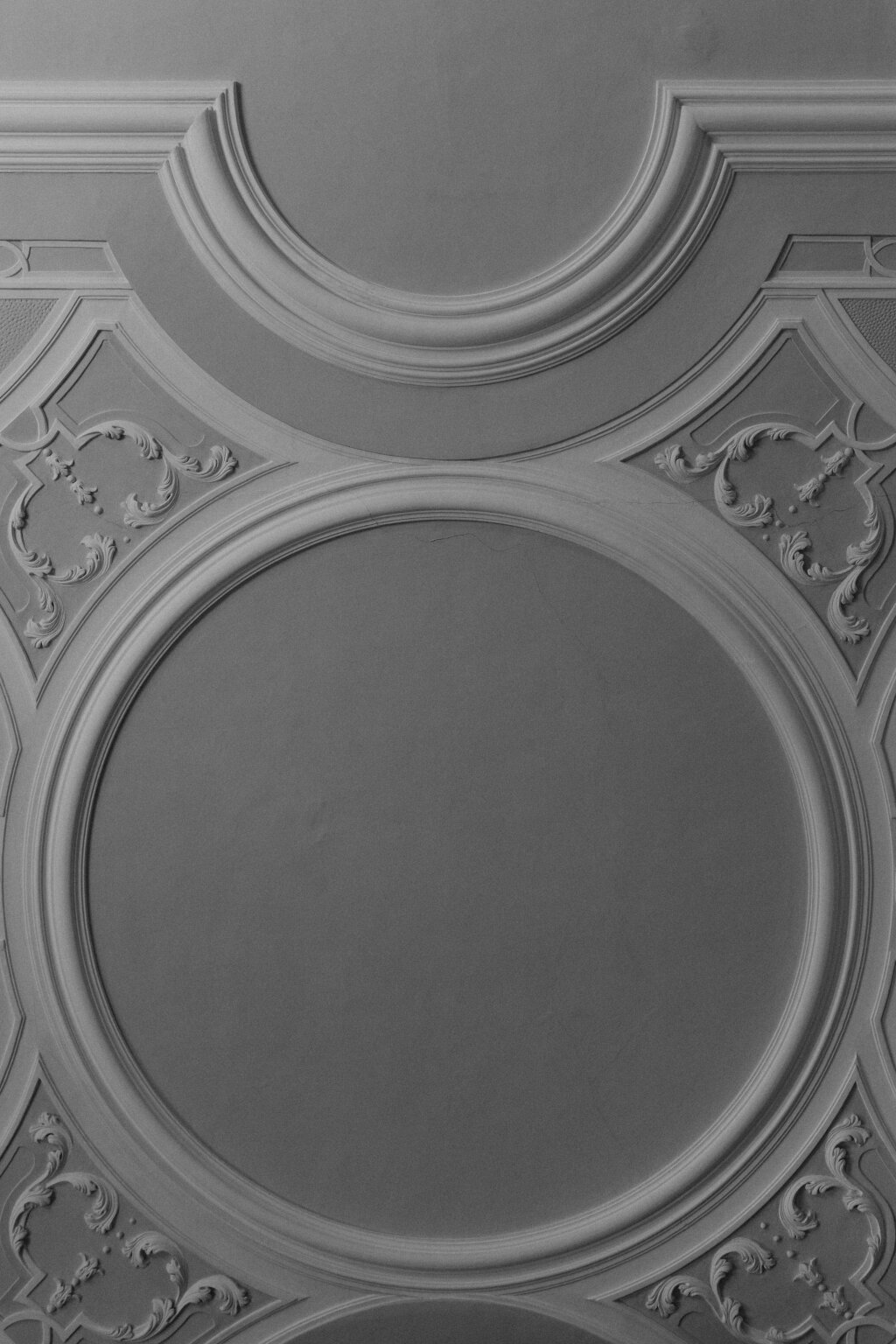 Stuckdecke mit feinen Ornamenten in der historischen Hochzeitskirche.