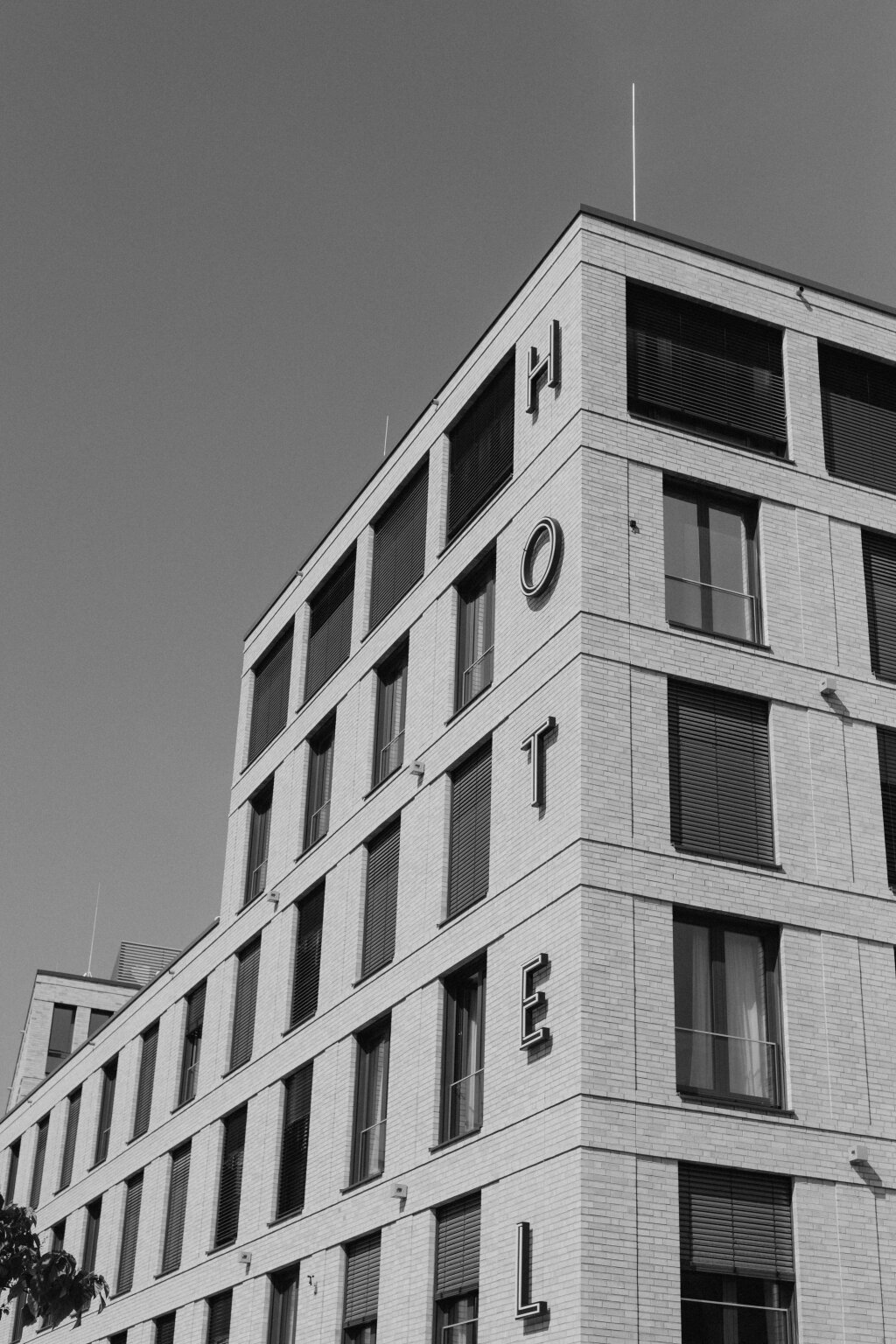 Schwarz-weiß-Aufnahme der Außenfassade vom Hotel Freigeist Göttingen.
