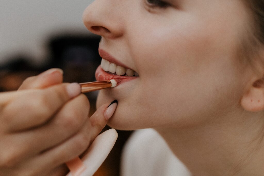 Nahaufnahme beim Auftragen von Lippenstift bei der Braut.