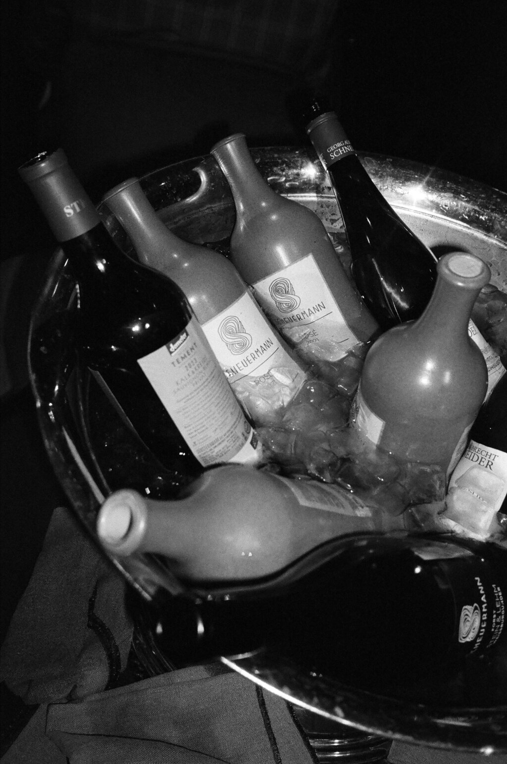 Eiskübel mit Weinflaschen und Drinks – festliche Vorbereitungen für die Hochzeitsfeier.