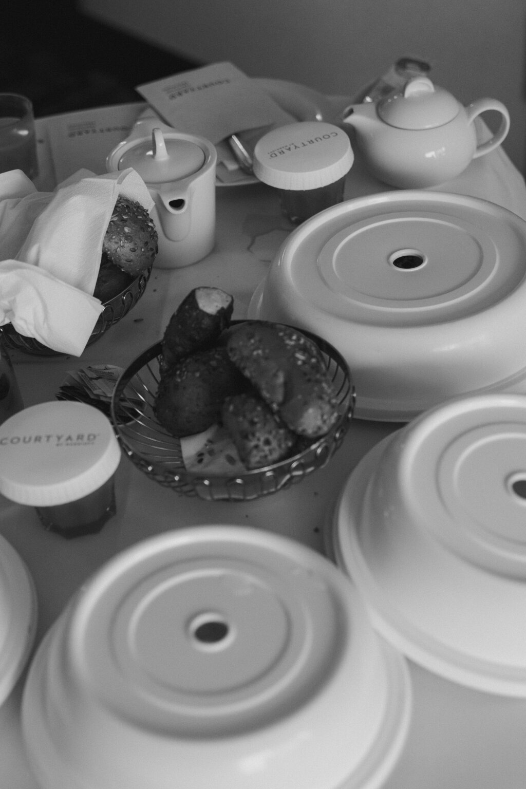 Hochzeitsfrühstück mit stilvoll gedecktem Tisch und Croissants – ein liebevoller Tagesbeginn.