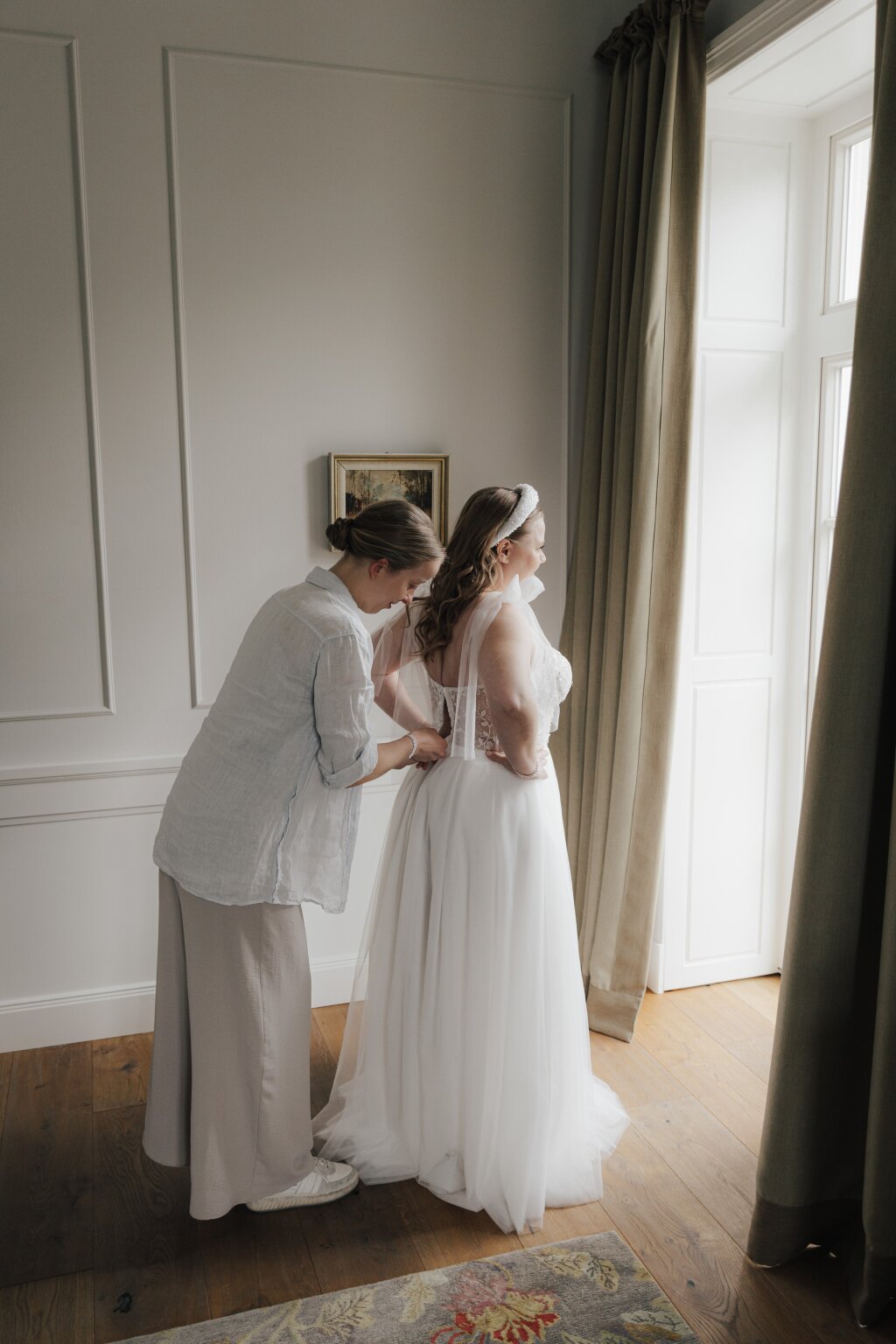 getting ready for the bride at gut immenhof.
