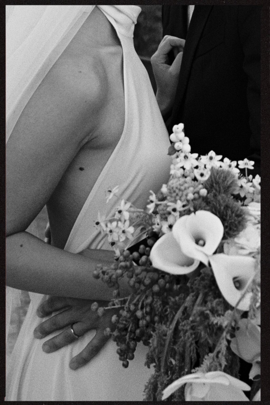 details of the bride with her bouquet.