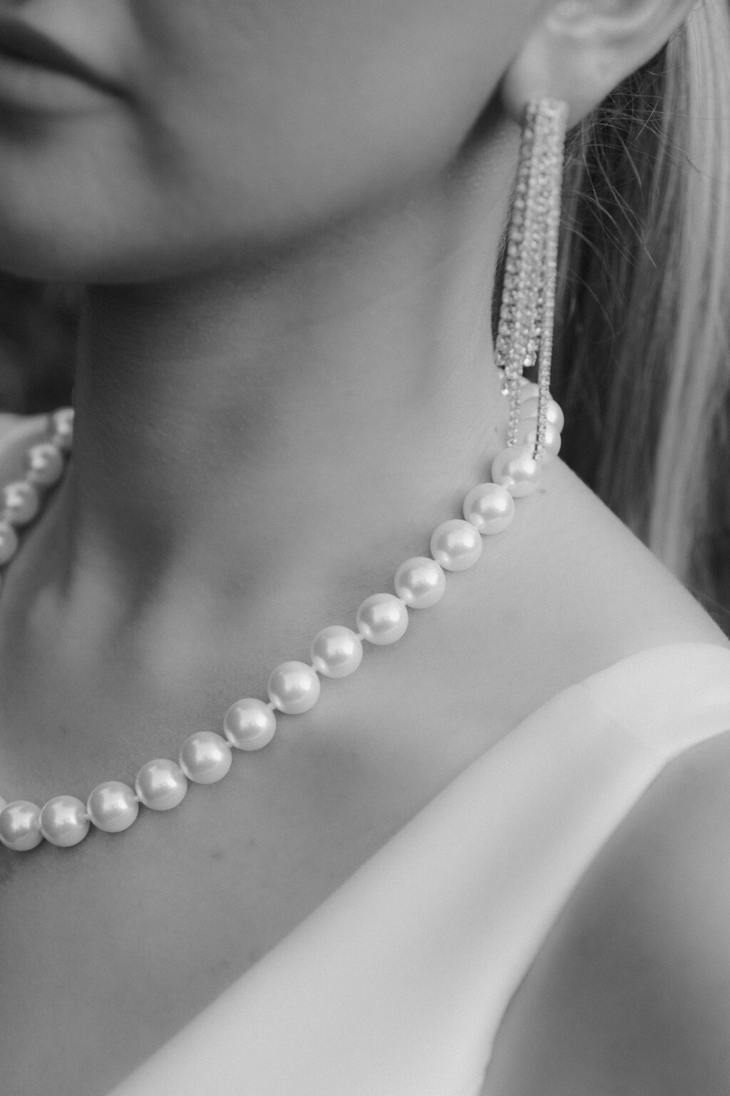 Details of a bride. earrings and pearls.