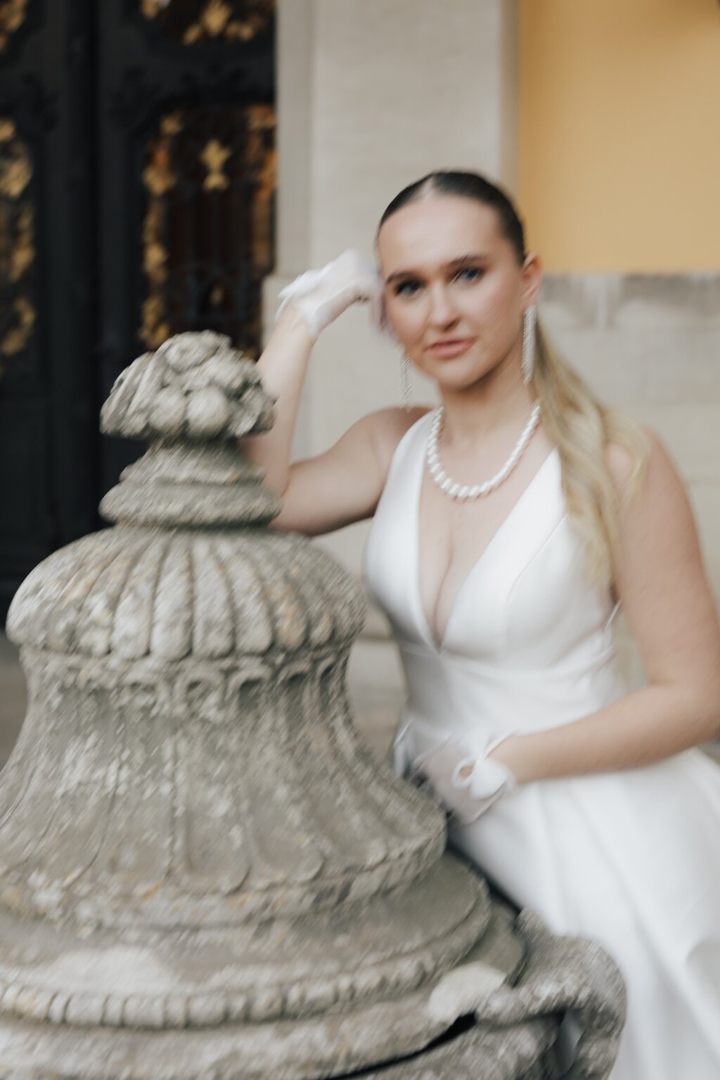 portrait of a elegant bride on her wedding day.